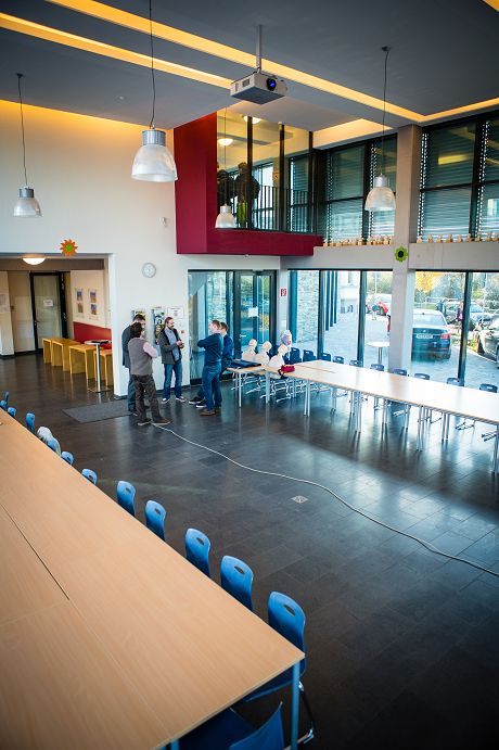 Obermayr Europaschule, Wiesbaden - Hand aufs Herz