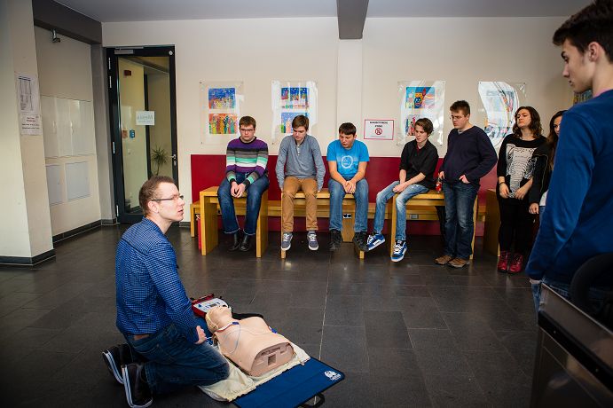 Obermayr Europaschule, Wiesbaden - Hand aufs Herz